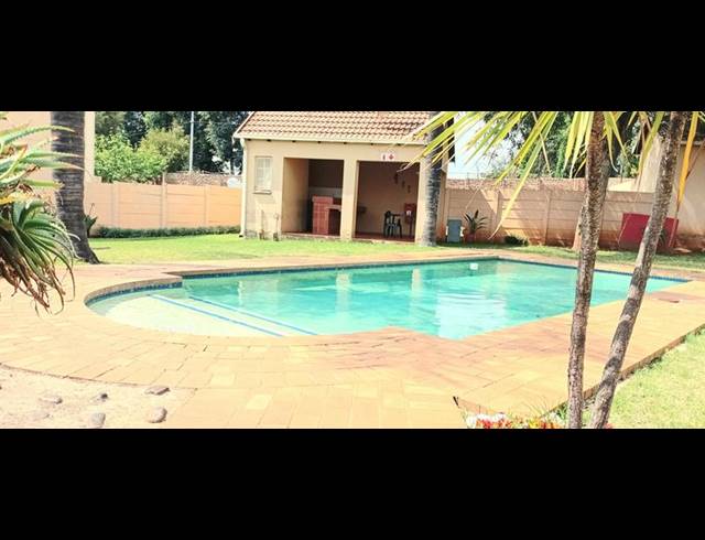 2 BEDROOM TOWNHOUSE FOR SALE IN KEW